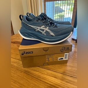 Asics Superblast 2, winter sea/white, women 9.5, EUC with box.